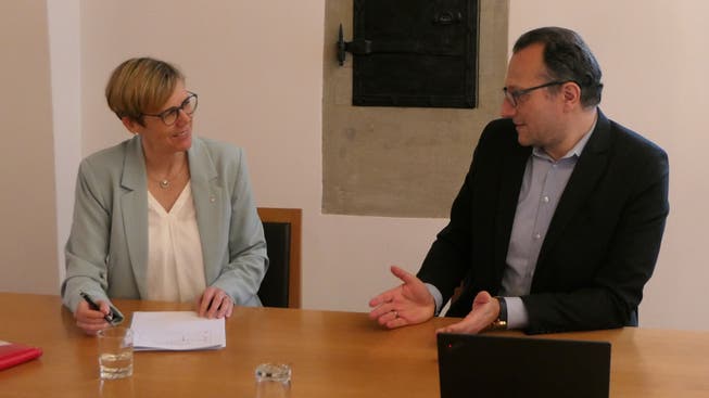 Finanzdirektorin Cornelia Kaufmann-Hurschler und Finanzverwalter Roger Catregn stellen die Obwaldner Staatsrechnung für 2022 vor.