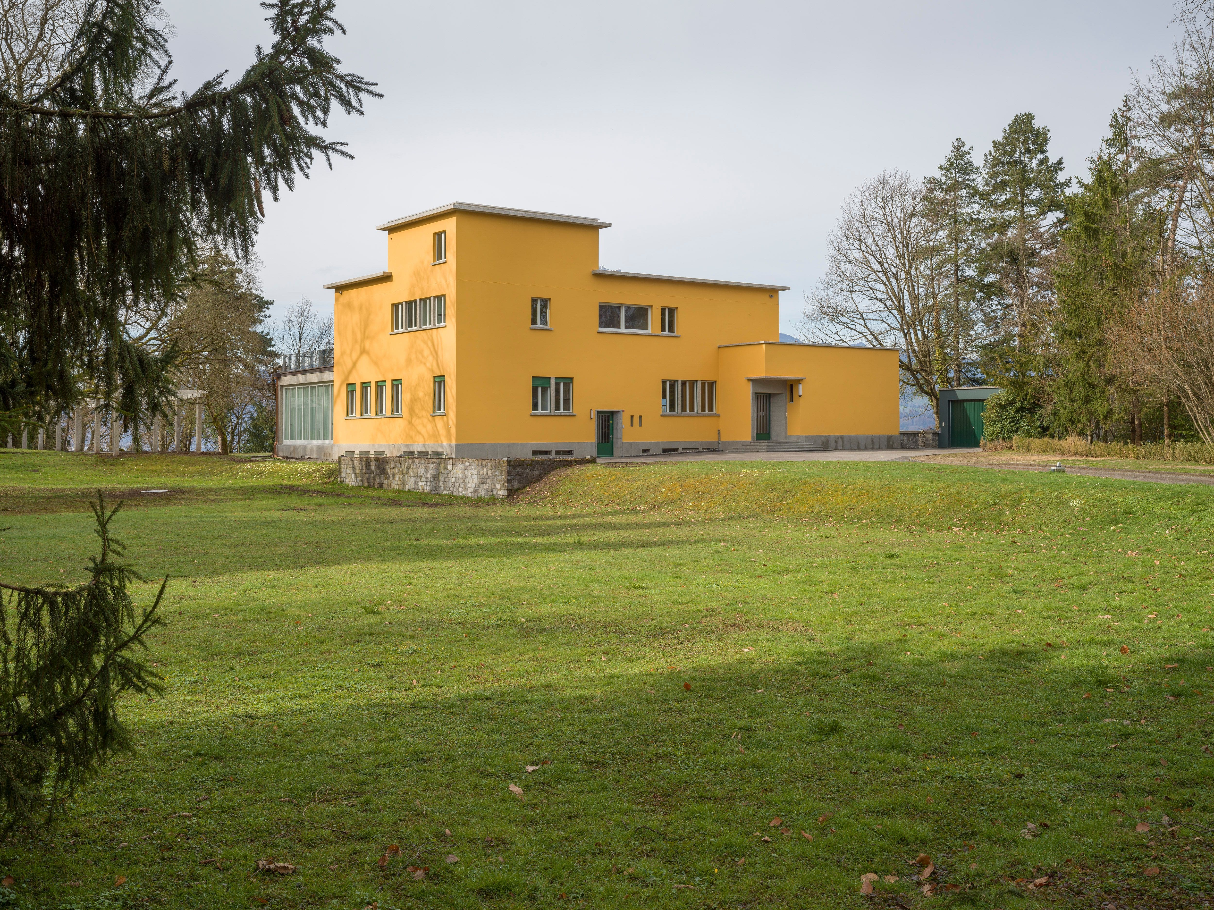 Die Villa Senar des russischen Komponisten Sergej Rachmaninoff wurde im Bauhaus-Stil erbaut. Nun erstrahlt sie in originaler Fassade.