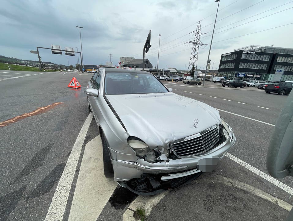 Wohlen, 29. März: Ein 60-Jähriger hat mit seinem Mercedes ein Rotlicht missachtet. Er ist dabei in einen Daihatsu geprallt, an dessen Steuer ein 82-Jähriger sass. Verletzt wurde niemand. Der 60-Jährige ist seinen Führerausweis aber los.