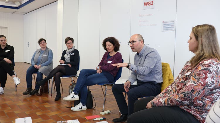 Hamit Zeqiri leitete den Workshop zum Thema sprachbedingte Benachteiligung oder Diskriminierung. (Bild: Marion Wannemacher (Stansstad, 30. 3. 2023))