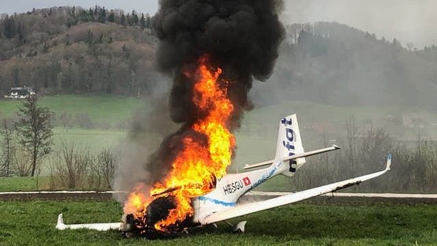 Das ausgebrannte Flugzeug in der Nähe des Flugplatz Lommis. (Bild: Olaf Kühne)
