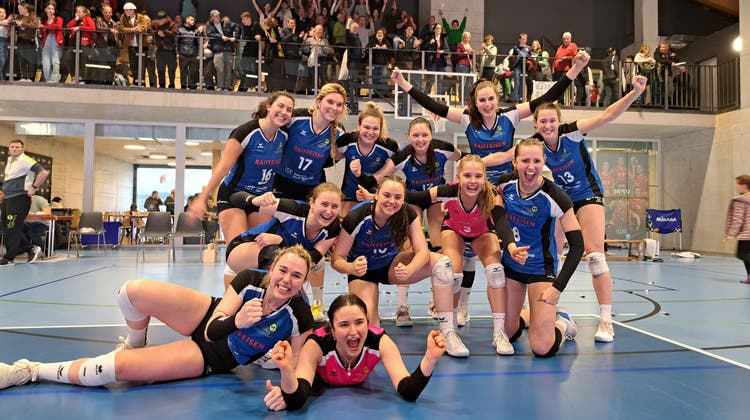 Der Jubel über den Ligaerhalt war bei den Spielerinnen von Volley Toggenburg überschwänglich – auch bei den mitgereisten Fans im Hintergrund. (Bild: PD / Teresa De Cristofaro Frei)