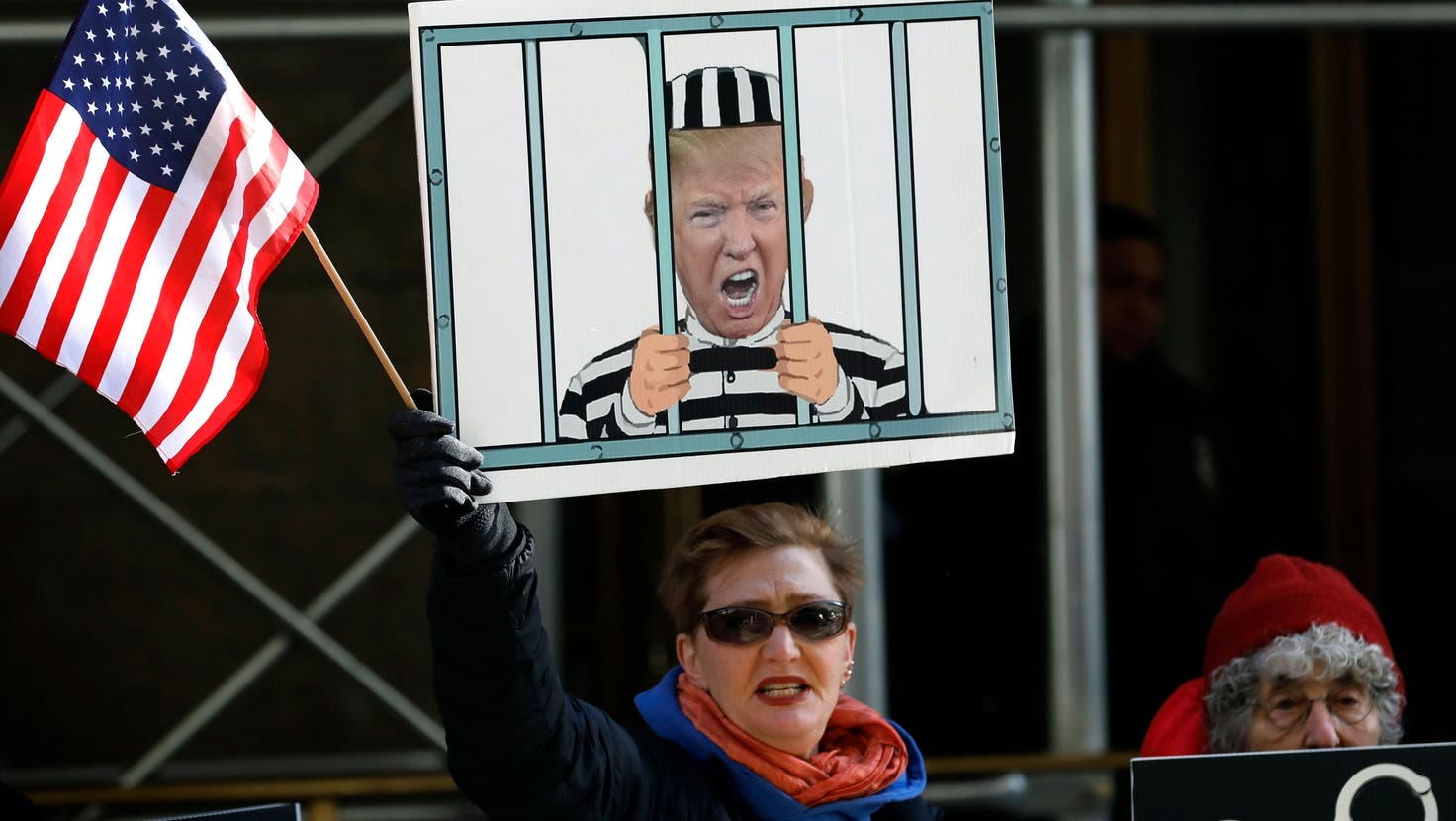 Eine Demonstrantin fordert die Inhaftierung des ehemaligen Präsidenten Donald Trump. Seit Tagen wurde in New York der Anklageerhebung gegen den Republikaner entgegengefiebert. (Bild: Peter Foley / EPA)