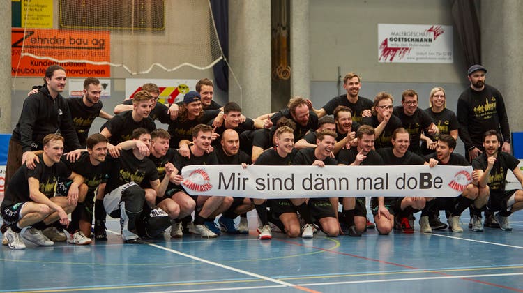 Gratulation! Die Limmattaler Unihockeyaner feiern den Aufstieg in die Nationalliga B. (Henry Muchenberger (2. April 2023))