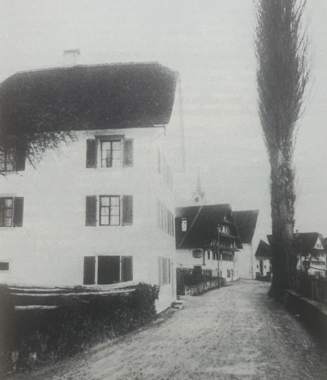 Das Kaplanenhaus in Oberwil auf einer Aufnahme von 1893. Der Unterricht fand im Erdgeschoss statt (dunkles Fenster)