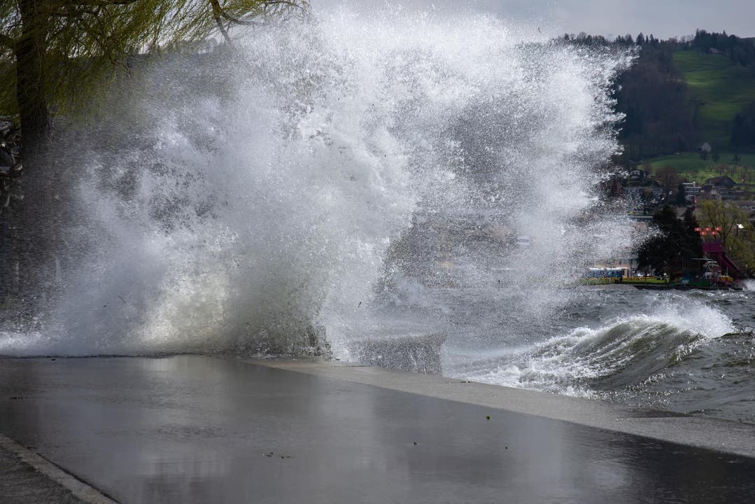 Der Sturm «Mathis» sorgte im Zugersee für starken Wellengang.