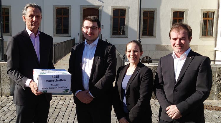 Die JSVP Aargau (von rechts: Joel Stutz, Tonja Burri, Samuel Hasler) übergibt Dieter Kindlimann, Generalsekretär der Staatskanzlei, eine Petition gegen die Asylunterkunft Windisch. (Bild: zVg)