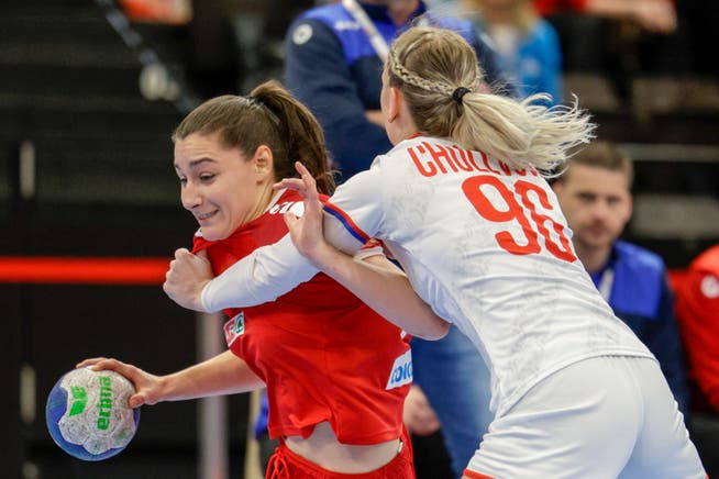 Harter Kampf: Daphne Gautschi (links) versucht sich gegen Charlotte Cholevova durchzusetzen. 