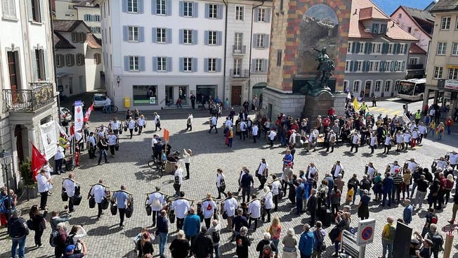 Rund 150 Personen versammelten sich auf dem Rathausplatz zu einer Kundgebung.