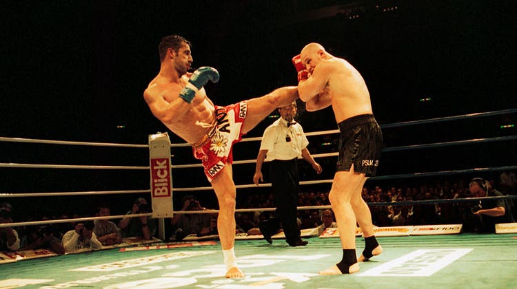 Andy Hug gegen Mike Bernardo beim Kickboxen an der K-1-Night im Hallenstadion Zürich am 7. Juni 1997. (Bild: Ringier Bildarchiv)