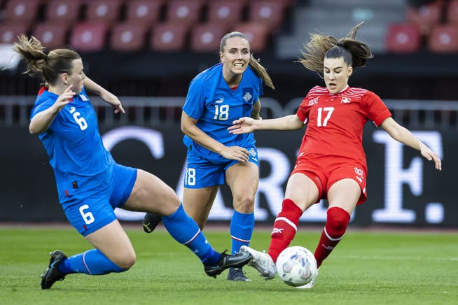 Die Schweizerinnen mit Seraina Piubel (rechts) verlieren knapp gegen Island.