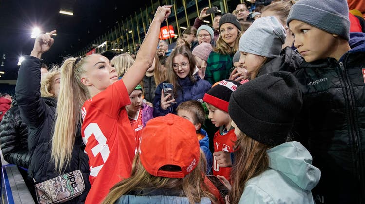 Die Schweizer Nationalspielerin Alisha Lehmann begeistert nach dem Länderspiel gegen China in Luzern die Fans. (Martin Meienberger / Freshfocus)
