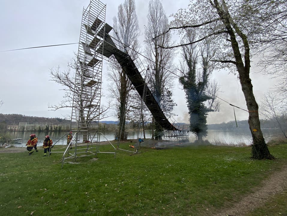 Möhlin, 10. April: Aus noch unbekannten Gründen brannte eine Wasserschanze. Der Rasenteppich geriet in Brand und musste durch die Feuerwehr gelöscht werden.