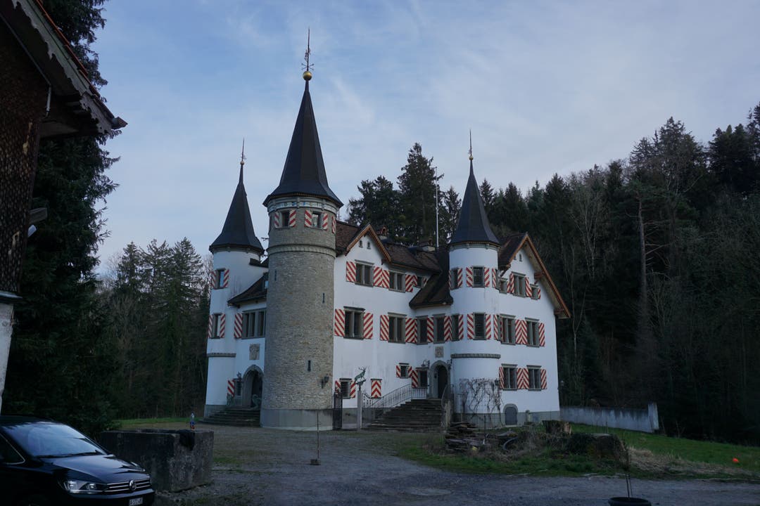 Das kleine Schloss Vorburg unten im Tal ist ein besonderes Schmuckstück.