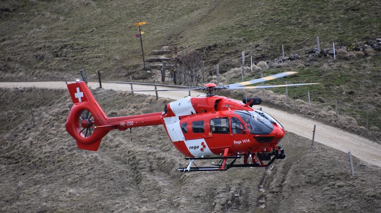 Ein Airbus H145 der Rega auf dem Weg zu seinem Trainingsort beim Althüsli. Den Helikoptertyp H145 setzt die Rega im Mittelland und im Jura ein. (Bild: Peter Brotschi)