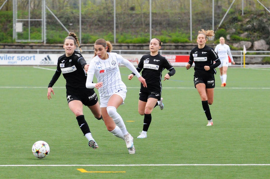 Die FC Aarau Frauen kämpfen um jeden Ball.