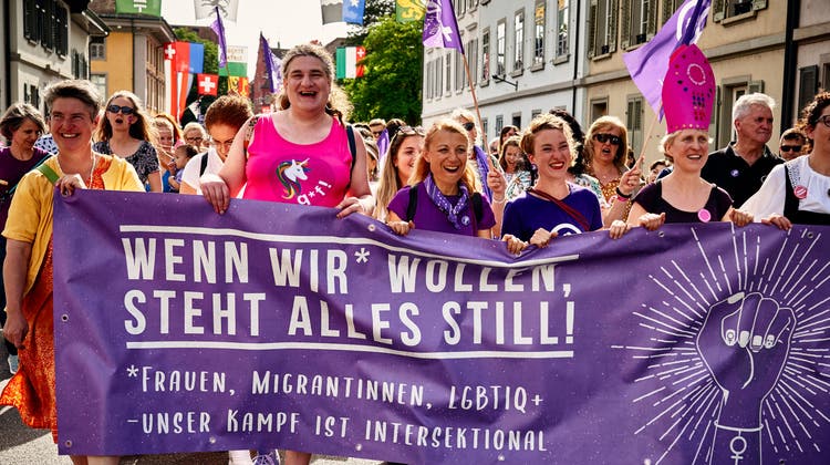 Demonstration am Frauenstreik vom 14. Juni 2019 in Aarau, unter anderem mit Gertrud Häseli (Grossrätin Grüne), SP-Politikerin Antonia Iten und den Nationalrätinnen Yvonne Feri (SP) und Irène Kälin (Grüne). (Bild: Colin Frei)
