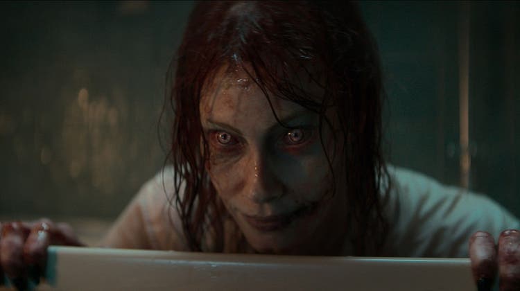Guck mal, wer da badet: Der Horrorfilm «Evil Dead Rise» läuft ab dem 25. April am Brugggore-Filmfestival in Brugg. (Bild: Warner Bros. Pictures/Brugggore)