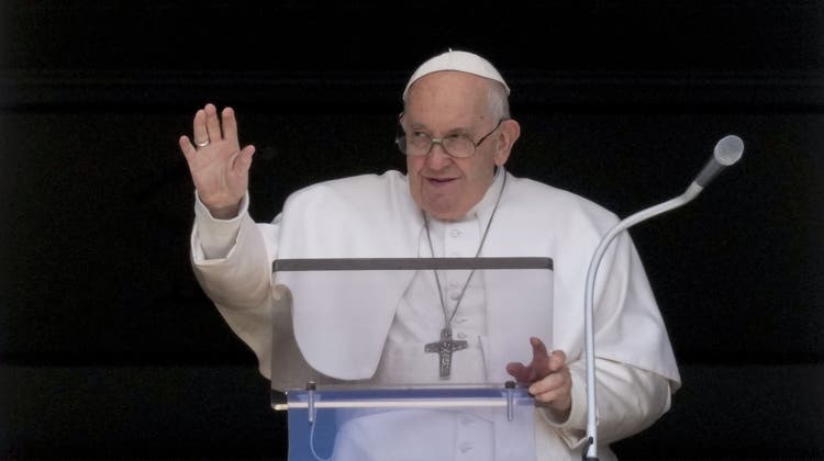 Franziskus auf dem Petersplatz: Der Papst verteidigt seinen Vorvorgänger gegen Anschuldigungen. (Bild: Andrew Medichini / AP)