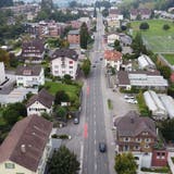 Die Überbauung ist auf der rechten Seite der Luzernerstrasse geplant. (Luftaufnahme: David Rühle/PD Meggen)