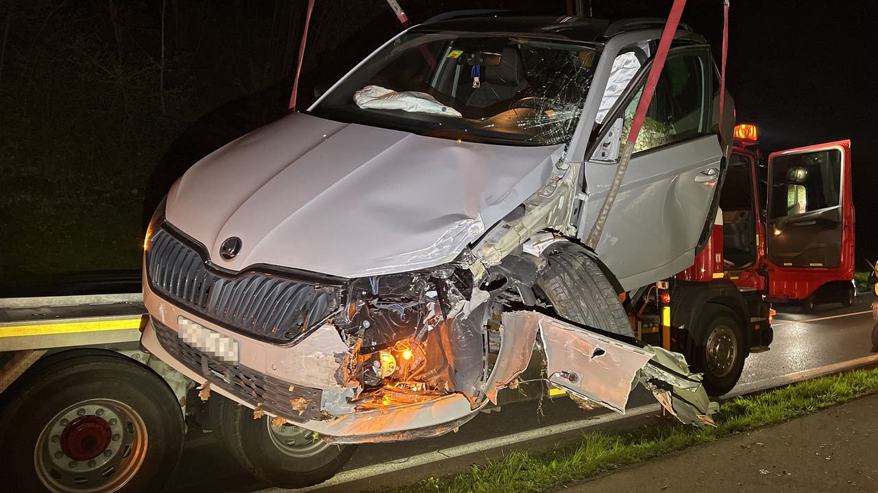 Birrhard, 18. April: Bei einer Streifkollision zwischen einem Volvo und einem Skoda (Bild) sind ein 28-Jähriger sowie eine 27-Jährige leicht verletzt worden. Dem Volvo-Fahrer, der den Unfall verursacht hat, ist der Führerausweis entzogen worden.