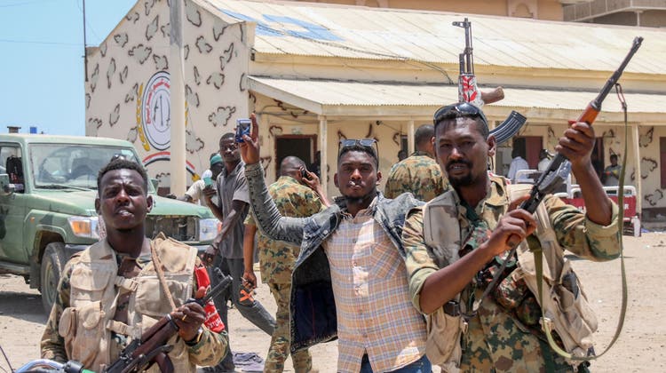Die Lage ist unübersichtlich: Kämpfer der regulären Armee unter General Abdalfattah al-Burhan posieren vor einer Basis der gegnerischen RSF-Miliz. (- / AFP)