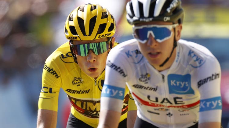 Vorjahressieger Jonas Vingegaard (in Gelb) und Tadej Pogacar sind die beiden Top-Favoriten auf den Tour-Sieg. (Bild: Keystone)
