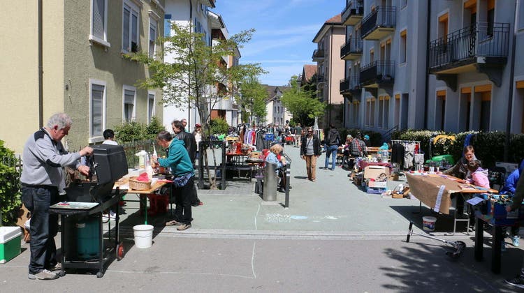Der Flohmarkt findet nicht mehr wie 2022 in der Gerenstrasse, sondern beim Stadtbahnhof statt. (Bild: Res Lerch)
