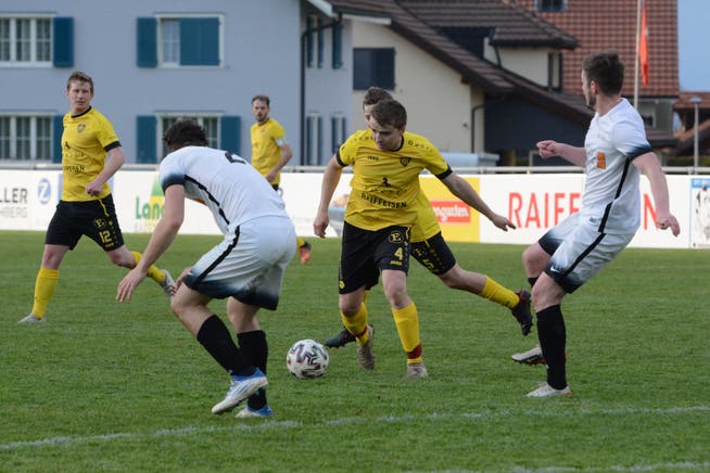 Adrian Oberholzer (am Ball) und Mario Kuhn (links) lieferten eine Galavorstellung ab. Beide schossen beim Sieg gegen Neckertal-Degersheim jeweils drei Tore.