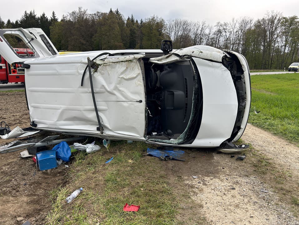 Niederwil, 22. April: Nach einem Fahrfehler kam ein Personenwagen von der Strasse ab und überschlug sich. Die Beifahrerin musste von der Feuerwehr aus dem Unfallfahrzeug befreit werden.