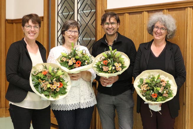 Erhielten für ihre Dienstjubiläen Blumen: Barbara Götz, Ruth Götsch, Philipp Frei und Irene Gerber.