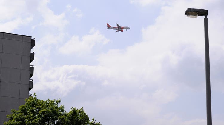 Für den Schutzverband kein schöner Anblick: eine Easy-Jet-Maschine im Landeanflug über Allschwil. (Archivbild: Kenneth Nars)