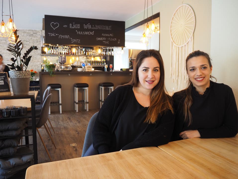 Kaisten, 26. April: «Oliv &amp; Sweet Seduction» heisst der neue Gastrobetrieb in Kaisten, den Annamaria Herrera und Larissa De Chiara (rechts) gemeinsam führen. Rund einen Monat nach der Eröffnung sind die beiden mit dem Start sehr zufrieden.