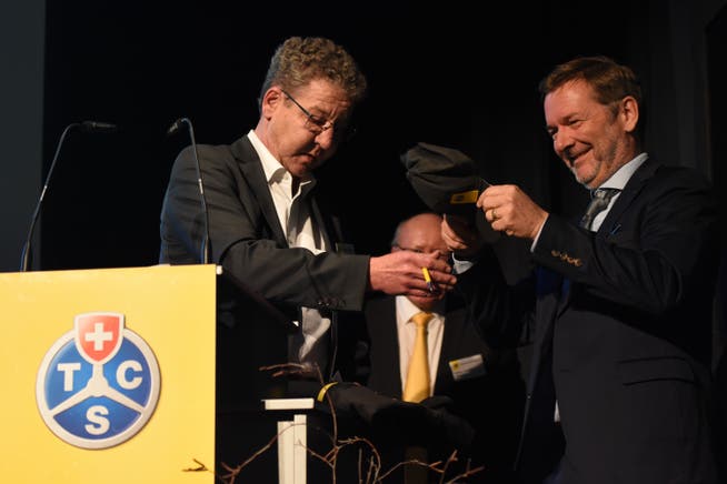 Der neue Präsident Patrick Kessler (rechts) wird von Vizepräsident Christian Baumberger mit TCS-Mütze und Namensschild begrüsst.