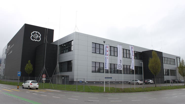 Bauprofile zeigen den Umbau der Zifferblattfabrik der ETA an. (Bild: Andreas Toggweiler)