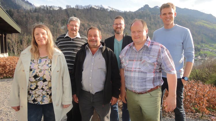 Von links: das neu gewählte Vorstandsmitglied Cornelia Aschwanden, Christoph Näpflin, Sepp Gabriel, Reto Wyss, Ruedi Bissig und Daniel Krucker. (Bild: Ruedi Wechsler (Emmetten, 27. 4. 2023))