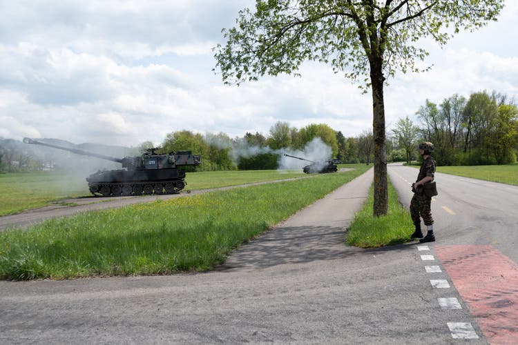 Ein Soldat beobachtet die Panzerhaubitzen M-109, die Geschosse abfeuern.