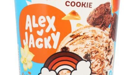 Ein Glacebecher mit bunter Bemalung, Cookie-Geschmack und zwei männlichen Vornamen: Ganz klar, das ist «Alex Jacky» von Coop. (Bild: Coop.ch)