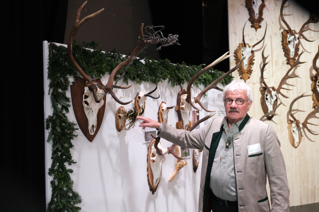 OK-Chef Peter Lienert zeigt auf, wie sich Wildtiere in Drähten und Zäunen verhängen können.