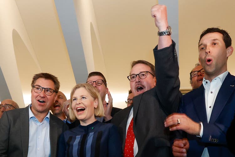 Freuen sich über den Wahlsieg: Toni Brunner, Esther Friedli, Walter Gartmann und Michael Götte (von links).