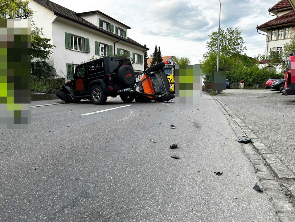 In Boniswil kollidierten zwei Autos, eines mit Anhänger.
