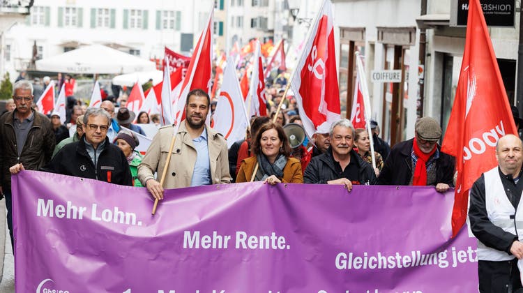 1.-Mai-Kundgebung in Solothurn: Die Gewerkschafter Philipp Hadorn (SEV), Ivano Marraffino (Unia) und Markus Baumann (Gewerkschaftsbund) marschierten vorneweg, dazwischen SP-Nationalrätin Franziska Roth. (Bild: Hanspeter Bärtschi)
