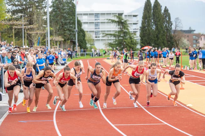 Das Leichtathletik-Eröffnungsmeeting in Cham der U12- bis U20-Junioren war ein voller Erfolg. Fiona von Flüe auf dem Bild die Dritte von rechts.