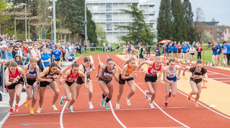 Das Leichtathletik-Eröffnungsmeeting in Cham der U12- bis U20-Junioren war ein voller Erfolg. Fiona von Flüe auf dem Bild die Dritte von rechts. (Bild: Jan Pegoraro (29. 4. 2023))