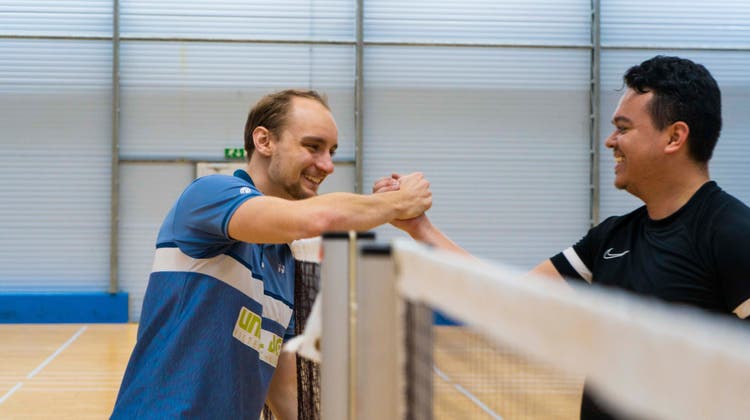 Klare Sache: Tobias Künzi (l.) dominiert das Plausch-Match. (Bild: Nico Gerber / Swiss Badminton)