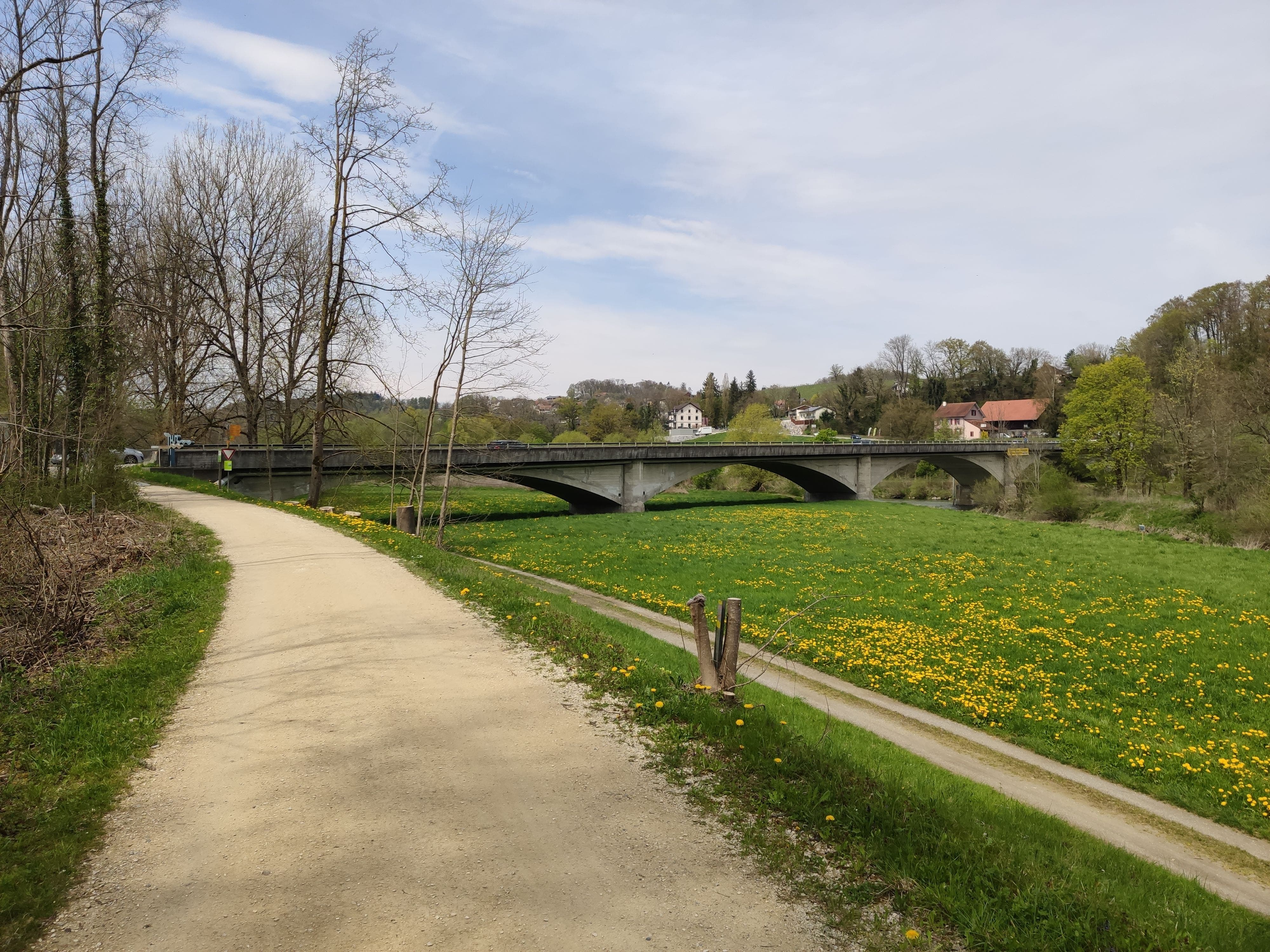 Die Velorunde startet mit einer Kies-Etappe bis zur Rorerbrücke bei Warth.