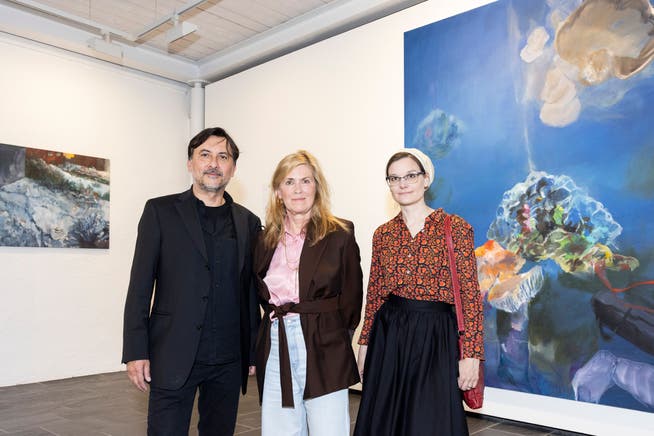 Paul Takács, Barbara Ellmerer und Helena Wyss-Scheffler an der Vernissage ihrer Kunstausstellung im Trudelhaus.