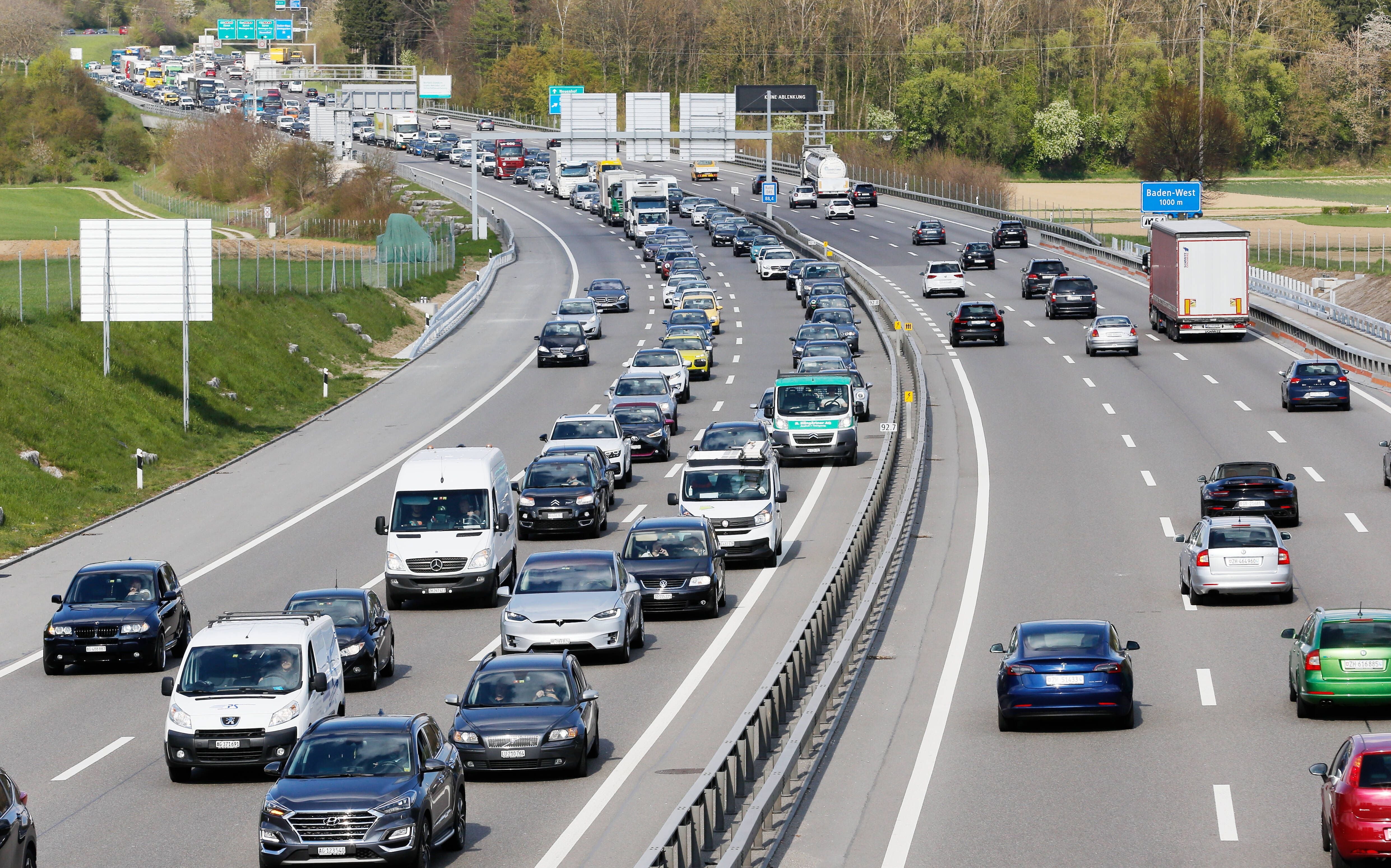 Zwischen Aarau Und Neuenhof: Stau Auf Der A1 Wegen Unfall