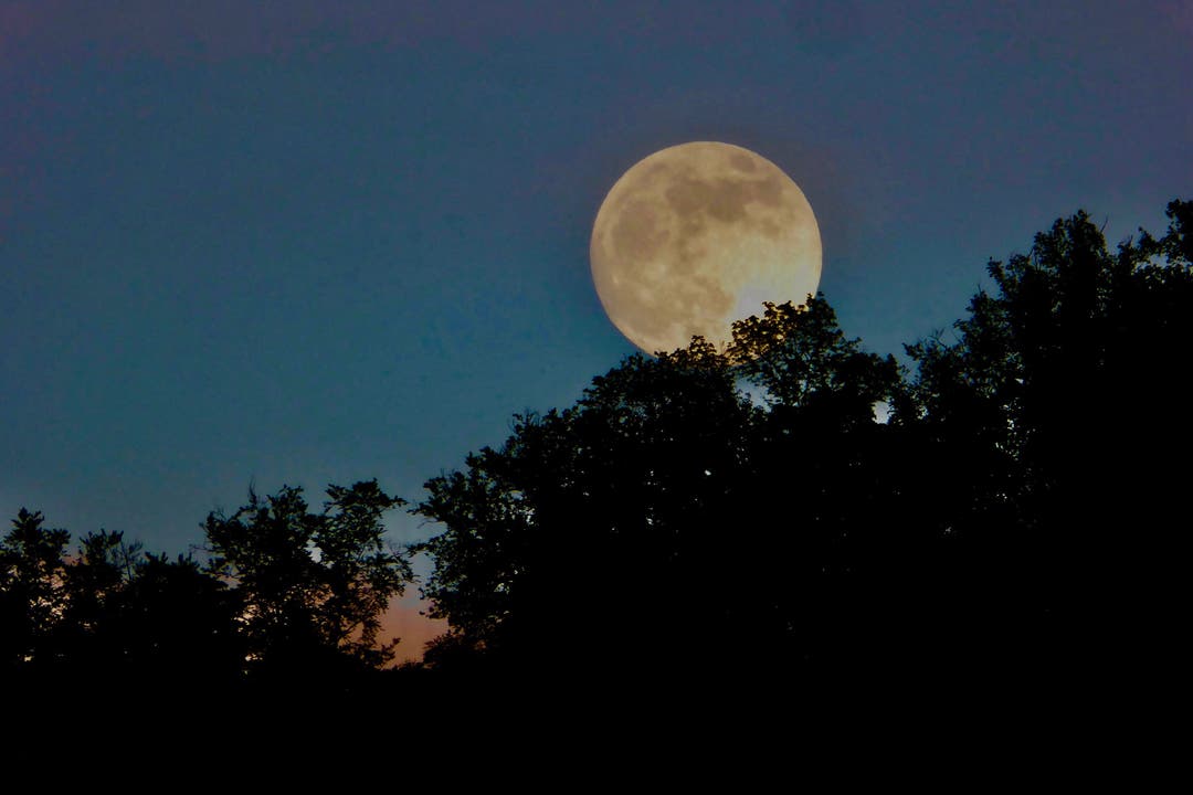 (Am 5. Mai 23 ist Vollmond) Hier eine Aufnahme von Nussbaumen aus: Der Mond geht über dem Oberwilerberg/Kappelerhof Baden auf. 