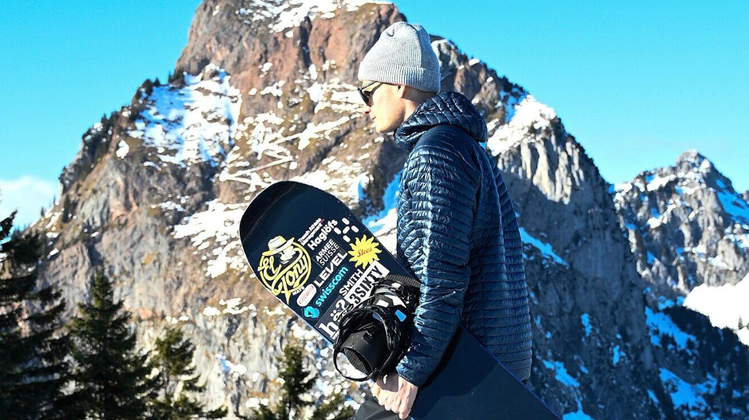 Jonas Boesiger schreitet als Profi-Snowboard-Freestyler in eine nächste Saison. (Bild: Thomas Bucheli)